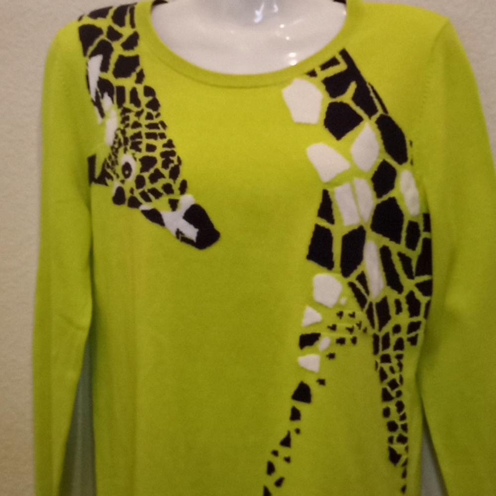 Crown & Ivy ๐ฆ Giraffe Print Sweater - Picture 4 of 12